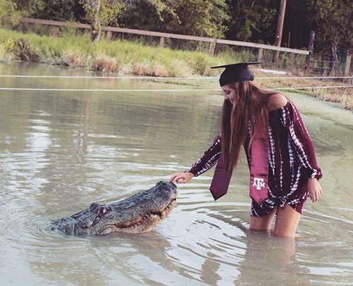 Nữ sinh Mỹ chụp ảnh tốt nghiệp cùng bạn thân là con cá sấu dài 4 mét - Ảnh 2.