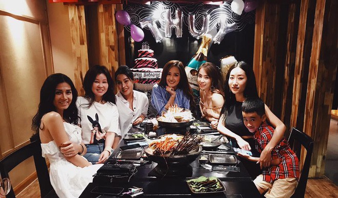 Mai Phương Thuý đón sinh nhật tuổi 30 bên hội bạn thân toàn các cô gái xinh đẹp - Ảnh 1.