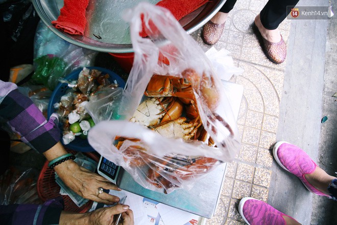 Cận cảnh người Sài Gòn chờ hàng giờ đồng hồ, tranh mua mâm cua dì Ba chỉ bán 10 phút là hết sạch - Ảnh 11.