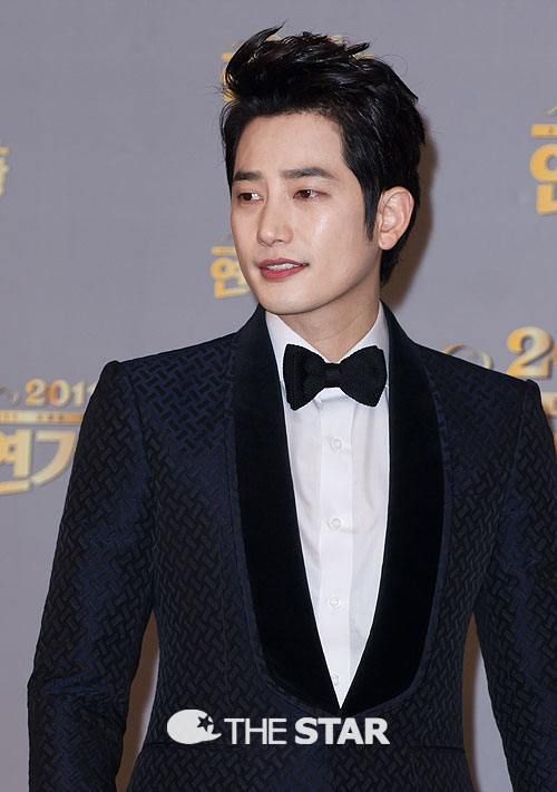 Park Shi Hoo: Từ đỉnh cao danh vọng rớt xuống vực thẳm ê chề vì scandal cưỡng bức, vẫn gắng gượng trèo lên chờ ngày hoàng kim trở lại - Ảnh 4.