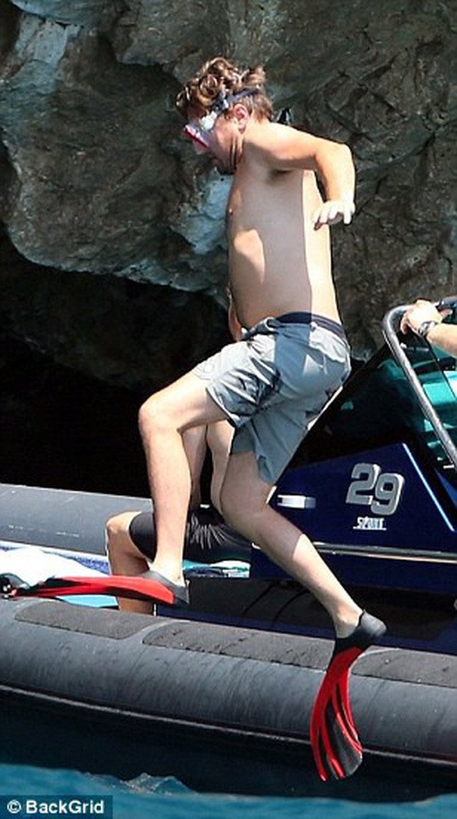 Leonardo DiCaprio lộ bụng phệ khi đi lặn biển với bạn gái bốc lửa nhỏ hơn 20 tuổi - Ảnh 4.