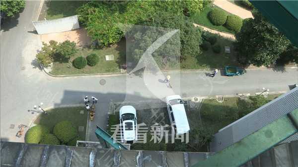 Trung Quốc: Chỉ vì lười di chuyển, người phụ nữ ném túi đồ từ tầng 10 xuống làm vỡ kính xe ô tô trong chung cư - Ảnh 1.