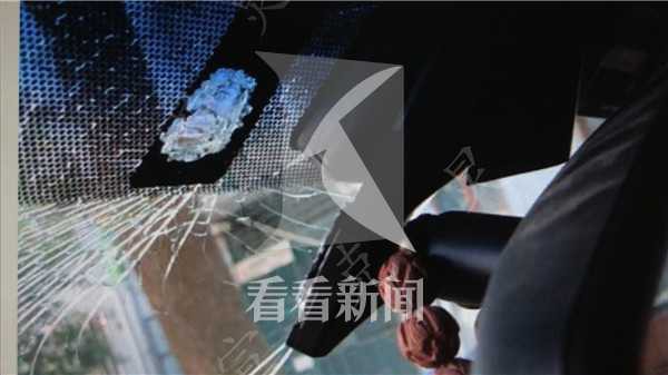 Trung Quốc: Chỉ vì lười di chuyển, người phụ nữ ném túi đồ từ tầng 10 xuống làm vỡ kính xe ô tô trong chung cư - Ảnh 2. Trung Quốc: Chỉ vì lười di chuyển, người phụ nữ ném túi đồ từ tầng 10 xuống làm vỡ kính xe ô tô trong chung cư - Ảnh 2.