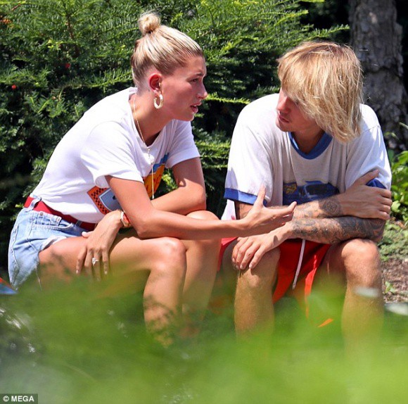 Đang yên đang lành, Justin Bieber và hôn thê tự nhiên ôm nhau khóc một cách khó hiểu - Ảnh 1. Đang yên đang lành, Justin Bieber và hôn thê tự nhiên ôm nhau khóc một cách khó hiểu - Ảnh 1.