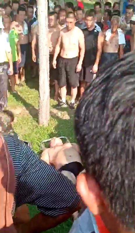 Biểu diễn nhảy cầu cao 25m xuống nước để quay clip đăng MXH, người đàn ông bị chấn thương nguy kịch - Ảnh 3. Biểu diễn nhảy cầu cao 25m xuống nước để quay clip đăng MXH, người đàn ông bị chấn thương nguy kịch - Ảnh 3.