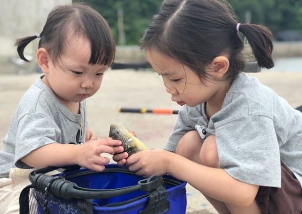 Nóng trên mạng: Loạt biểu cảm của em bé bị bố “chôn vùi” bên bờ biển, dân tình xem xong chỉ biết cười lăn lộn - Ảnh 11.