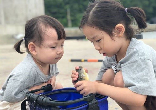 Nóng trên mạng: Loạt biểu cảm của em bé bị bố “chôn vùi” bên bờ biển, dân tình xem xong chỉ biết cười lăn lộn - Ảnh 13.