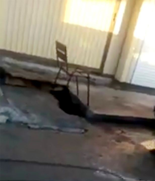 Đường ngập nước sau mưa lụt, bé trai ngã xuống cống tử vong - Ảnh 2. Đường ngập nước sau mưa lụt, bé trai ngã xuống cống tử vong - Ảnh 2.