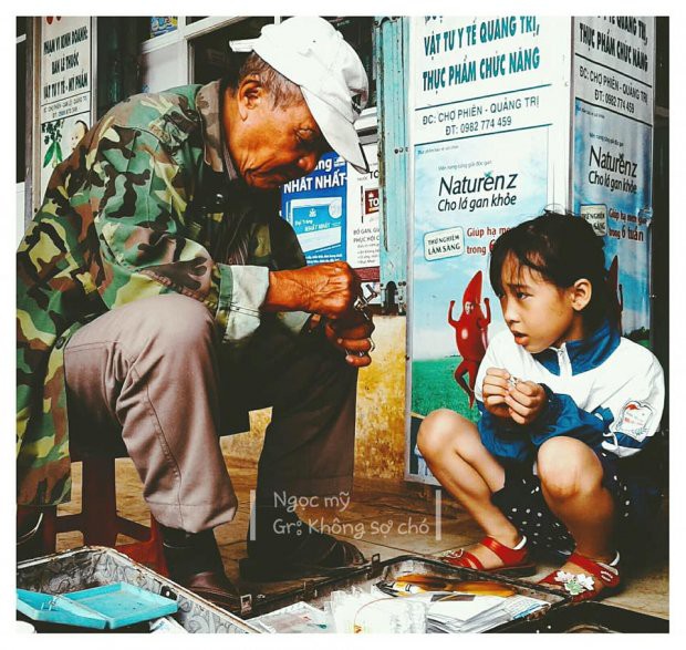 Sợ hãi cũng có thần thái, cô bé đi bắn lỗ tai chứng minh đau như kiến cắn trong truyền thuyết là dối trá - Ảnh 2. Sợ hãi cũng có thần thái, cô bé đi bắn lỗ tai chứng minh đau như kiến cắn trong truyền thuyết là dối trá - Ảnh 2.