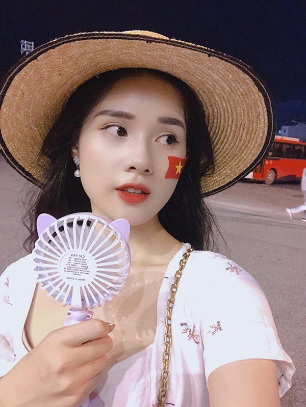 Cận cảnh nhan sắc nóng bỏng mắt của bạn gái tin đồn Trọng Đại U23 - Ảnh 2.