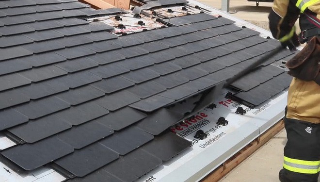 Đến lính cứu hỏa cũng phải ngả mũ vì độ bền mái ngói năng lượng mặt trời của Tesla - Ảnh 3. Đến lính cứu hỏa cũng phải ngả mũ vì độ bền mái ngói năng lượng mặt trời của Tesla - Ảnh 3.