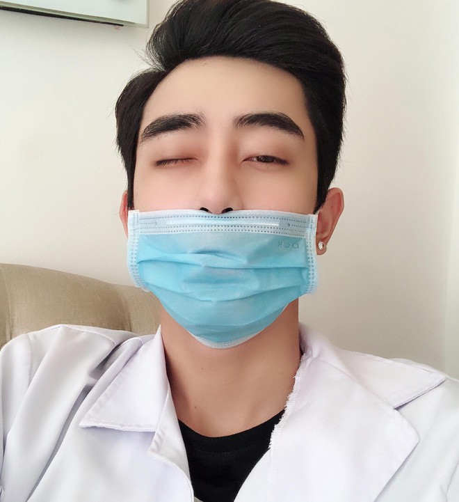 Sự thật về chàng bác sĩ Sài Gòn điển trai cao 1m81, có hình xăm trên bả vai khiến dân mạng truy tìm info - Ảnh 3. Sự thật về chàng bác sĩ Sài Gòn điển trai cao 1m81, có hình xăm trên bả vai khiến dân mạng truy tìm info - Ảnh 3.