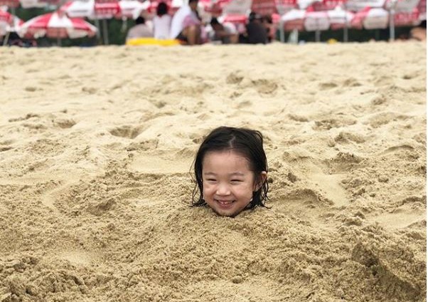 Nóng trên mạng: Loạt biểu cảm của em bé bị bố “chôn vùi” bên bờ biển, dân tình xem xong chỉ biết cười lăn lộn - Ảnh 7.