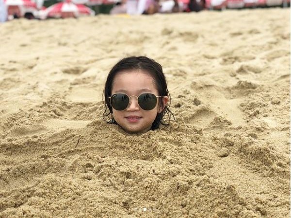 Nóng trên mạng: Loạt biểu cảm của em bé bị bố “chôn vùi” bên bờ biển, dân tình xem xong chỉ biết cười lăn lộn - Ảnh 8.