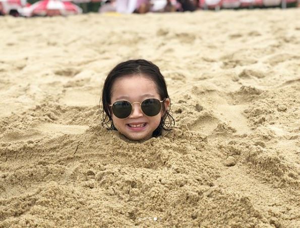 Nóng trên mạng: Loạt biểu cảm của em bé bị bố “chôn vùi” bên bờ biển, dân tình xem xong chỉ biết cười lăn lộn - Ảnh 9.