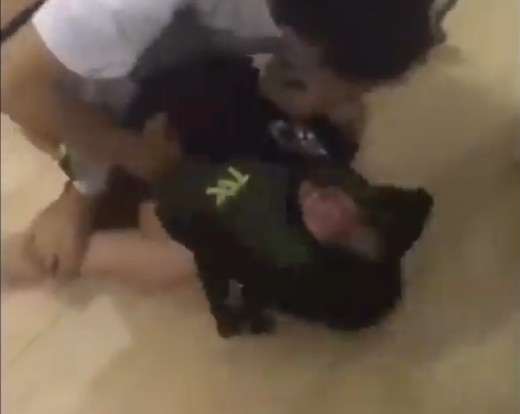 Chỉ vì ăn mặc mát mẻ ở nhà, cô vợ bị chồng xử mạnh tay - Ảnh 2.