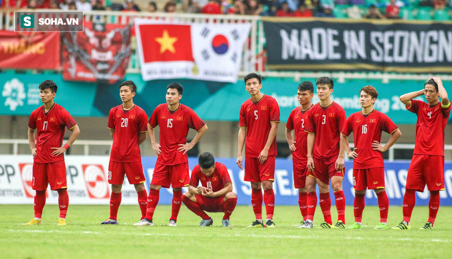 U23 Việt Nam buồn bã cúi đầu, NHM bật khóc sau loạt đấu súng - Ảnh 2.