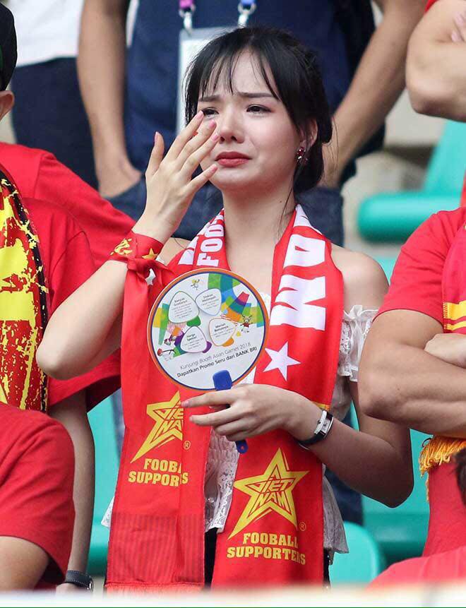 Nữ CĐV Việt Nam được báo Hàn săn đón: Em khóc từ khi đá luân lưu vì thương các cầu thủ quá! - Ảnh 4.