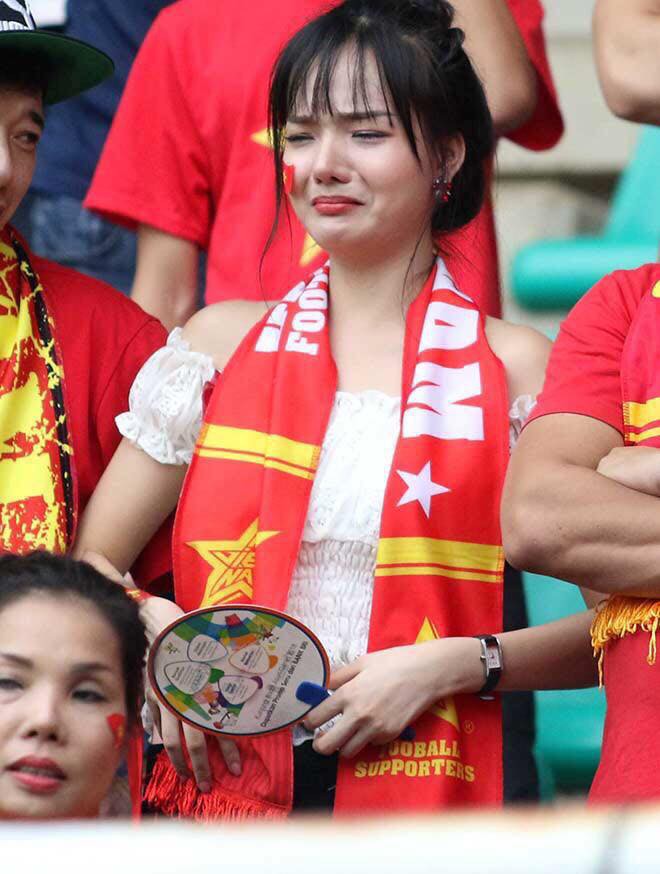Nữ CĐV Việt Nam được báo Hàn săn đón: Em khóc từ khi đá luân lưu vì thương các cầu thủ quá! - Ảnh 3.