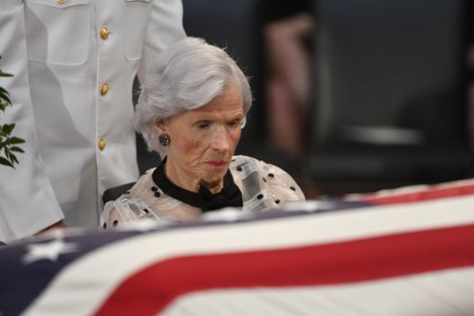 [Ảnh] Mưa và nước mắt trong lễ viếng Thượng nghị sĩ John McCain tại Điện Capitol - Ảnh 6.