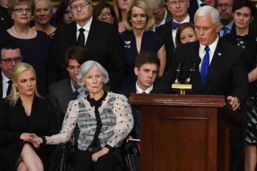 [Ảnh] Mưa và nước mắt trong lễ viếng Thượng nghị sĩ John McCain tại Điện Capitol - Ảnh 8.
