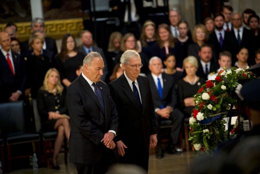 [Ảnh] Mưa và nước mắt trong lễ viếng Thượng nghị sĩ John McCain tại Điện Capitol - Ảnh 9.