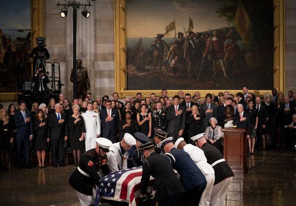 [Ảnh] Mưa và nước mắt trong lễ viếng Thượng nghị sĩ John McCain tại Điện Capitol - Ảnh 3.