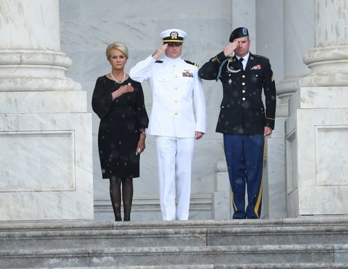 [Ảnh] Mưa và nước mắt trong lễ viếng Thượng nghị sĩ John McCain tại Điện Capitol - Ảnh 11.
