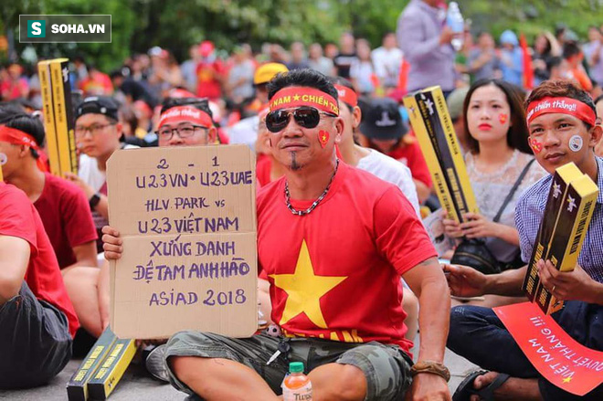 [Trực tiếp] Gia đình Quang Hải dựng rạp, mở tiệc đón người hâm mộ cổ vũ tuyển Olympic Việt Nam gặp UAE - Ảnh 1.