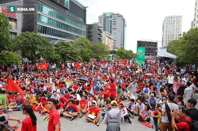 [Trực tiếp] Gia đình Quang Hải dựng rạp, mở tiệc đón người hâm mộ cổ vũ tuyển Olympic Việt Nam gặp UAE - Ảnh 4.