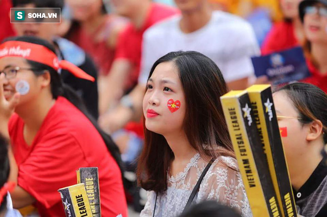 [Trực tiếp] Gia đình Quang Hải dựng rạp, mở tiệc đón người hâm mộ cổ vũ tuyển Olympic Việt Nam gặp UAE - Ảnh 2.