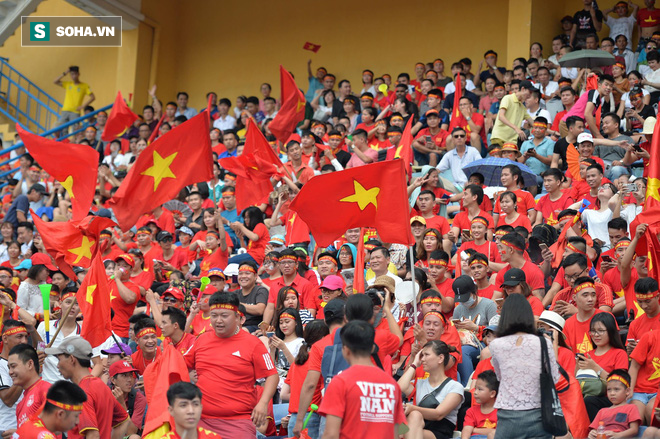 [Trực tiếp] Gia đình Quang Hải dựng rạp, mở tiệc đón người hâm mộ cổ vũ tuyển Olympic Việt Nam gặp UAE - Ảnh 5.