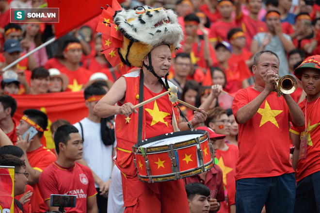 [Trực tiếp] Gia đình Quang Hải dựng rạp, mở tiệc đón người hâm mộ cổ vũ tuyển Olympic Việt Nam gặp UAE - Ảnh 3.