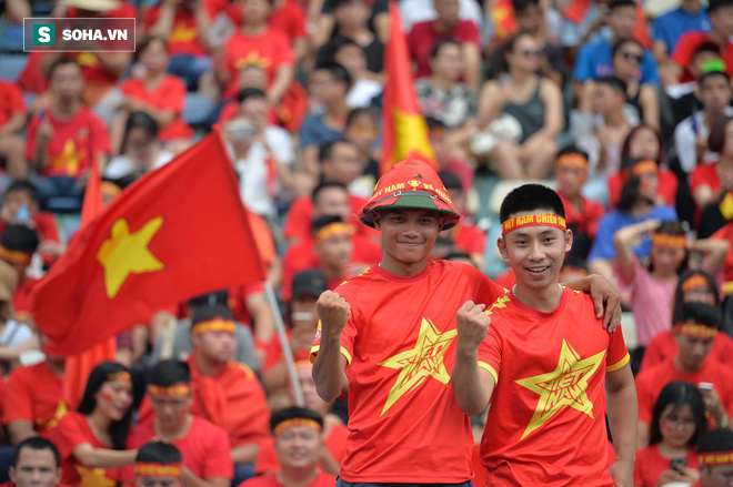 [Trực tiếp] Gia đình Quang Hải dựng rạp, mở tiệc đón người hâm mộ cổ vũ tuyển Olympic Việt Nam gặp UAE - Ảnh 4.