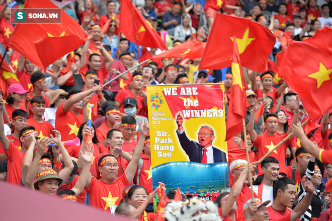 [Trực tiếp] Gia đình Quang Hải dựng rạp, mở tiệc đón người hâm mộ cổ vũ tuyển Olympic Việt Nam gặp UAE - Ảnh 6.