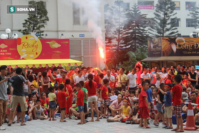 [Trực tiếp] Gia đình Quang Hải dựng rạp, mở tiệc đón người hâm mộ cổ vũ tuyển Olympic Việt Nam gặp UAE - Ảnh 1.