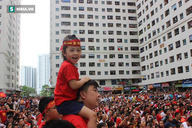 [Trực tiếp] Gia đình Quang Hải dựng rạp, mở tiệc đón người hâm mộ cổ vũ tuyển Olympic Việt Nam gặp UAE - Ảnh 2.