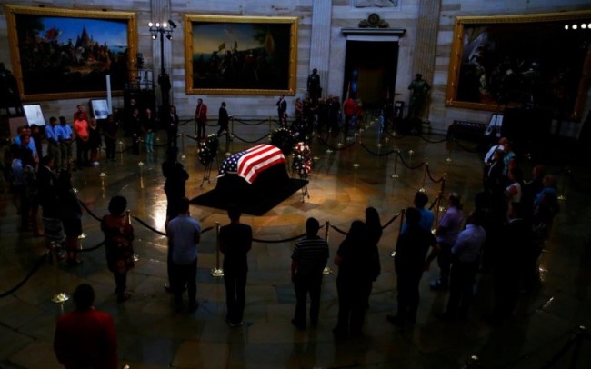 Tang lễ Thượng nghị sĩ John McCain được cử hành trang trọng tại Điện Capitol - Ảnh 6.