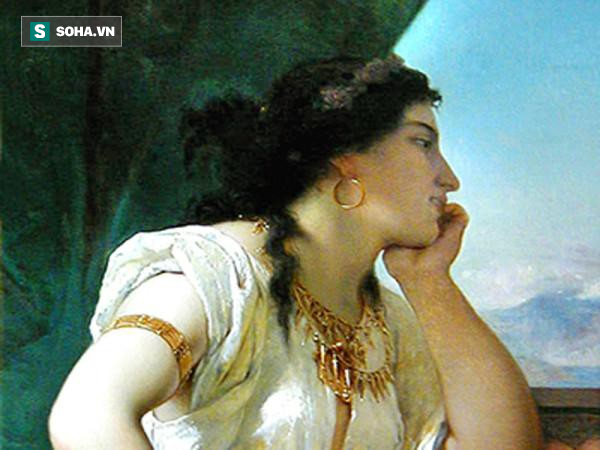 10 phụ nữ đẹp bậc nhất thế giới cổ: Có người bị chồng yêu cầu khỏa thân cưỡi ngựa - Ảnh 2.