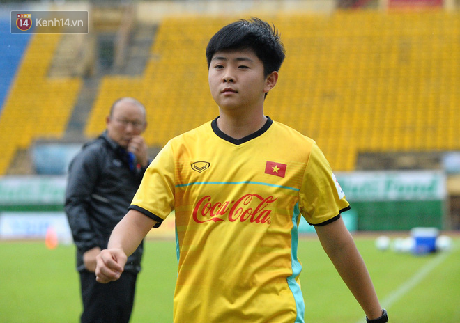 Chàng trợ lý tiếng Anh có gương mặt bầu bĩnh luôn theo sát HLV Park Hang Seo và Olympic Việt Nam là ai? - Ảnh 2.