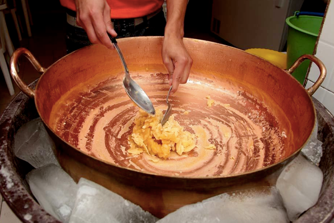 Khám phá cách làm kem truyền thống của người Ecuador từ thời... chưa có tủ lạnh - Ảnh 2.