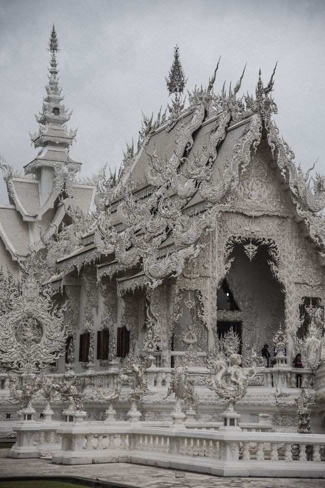 Tham quan ngôi đền Thái Lan sở hữu cây cầu địa ngục, cánh tay người chết và cổng vào thiên đường - Ảnh 13.