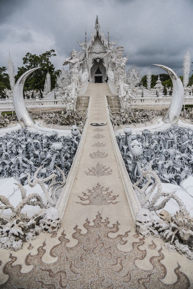 Tham quan ngôi đền Thái Lan sở hữu cây cầu địa ngục, cánh tay người chết và cổng vào thiên đường - Ảnh 7.