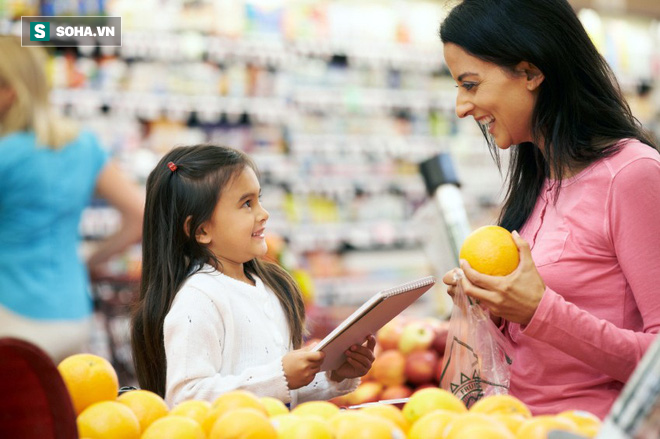 Để con gái 4 tuổi đi siêu thị mua sắm đồ, bà mẹ trẻ khiến người xung quanh sửng sốt - Ảnh 1.