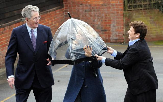 Những khoảnh khắc hài hước của bà Camilla - mẹ chồng thị phi nhất Hoàng gia Anh, đã xem là không thể không cười - Ảnh 3.