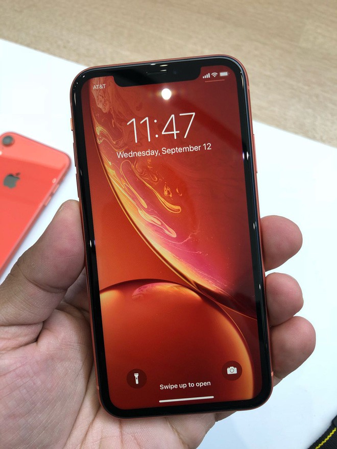 Trên tay iPhone Xr: Màu đỏ và cam rất nổi bật, viền màn hình hơi dày do dùng màn LCD - Ảnh 3.