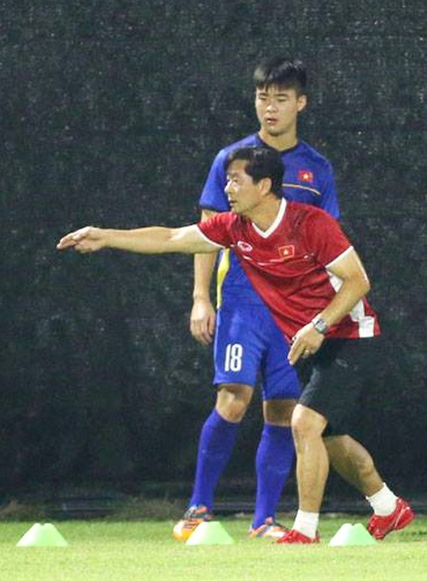 Dù là hoa có chậu, Duy Mạnh vẫn được trợ lý HLV Park Hang-seo đòi gả con gái cho - Ảnh 1.