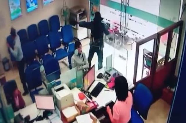 Ráo riết truy bắt bắt thủ phạm gây ra vụ cướp ngân hàng ở Tiền Giang - Ảnh 2.