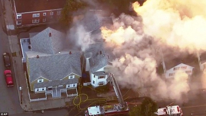 Hiện trường vụ 70 ngôi nhà cháy ngùn ngụt ở Mỹ nghi do nổ đường ống dẫn ga - Ảnh 1.