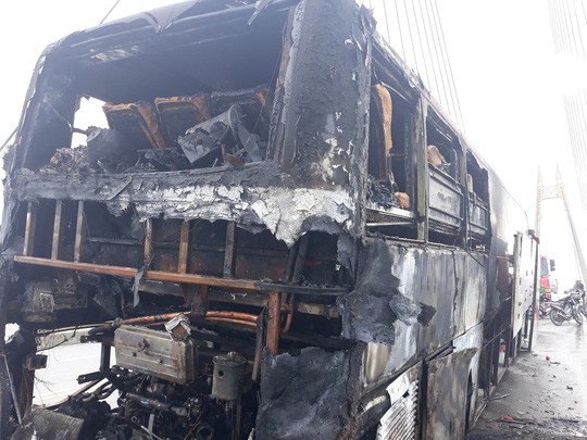 Xe khách giường nằm nổ lách tách rồi phát hỏa cháy rụi trên cầu - Ảnh 4.